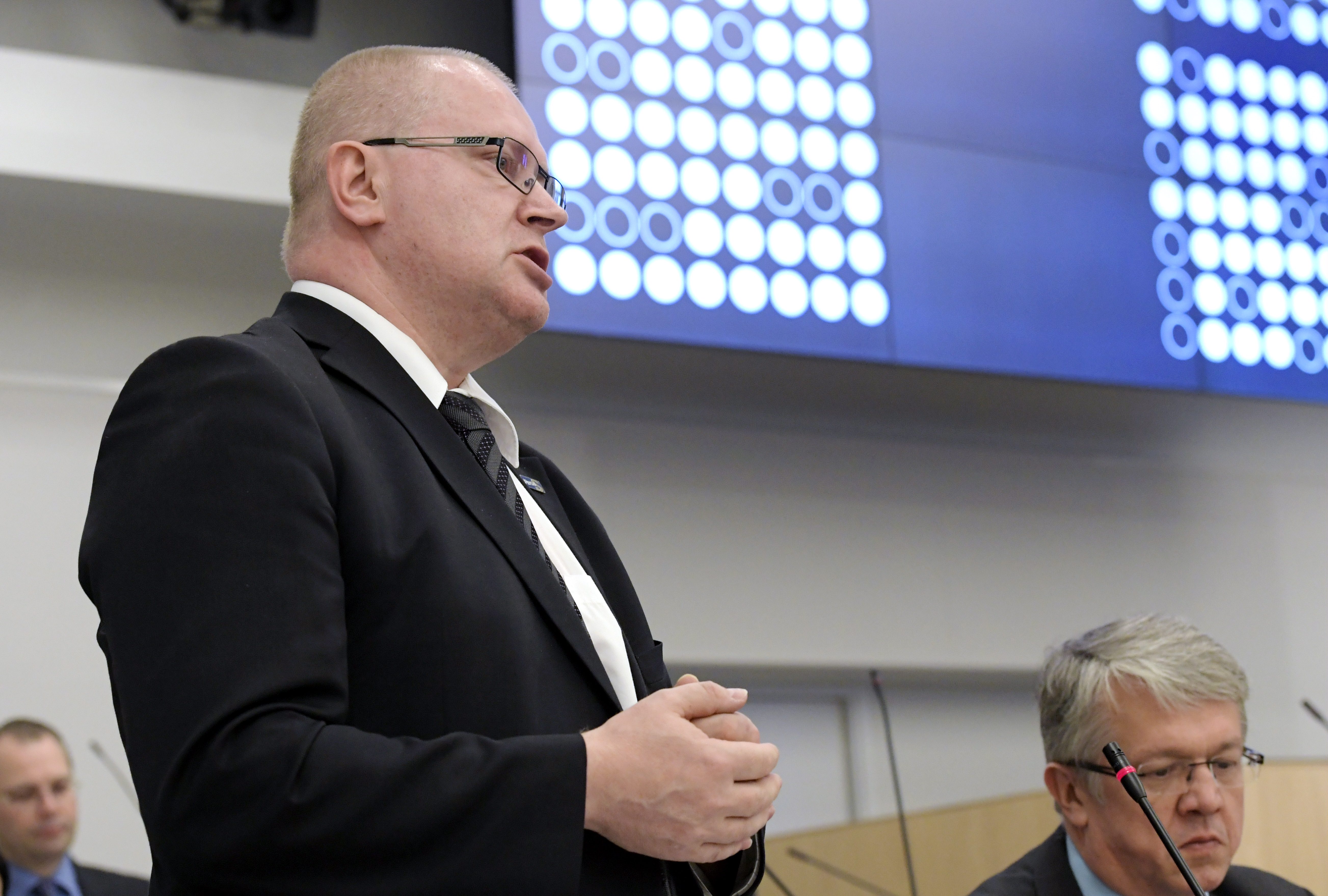 LKS 20160512 Oikeus- ja työministeri Jari Lindström eduskunnan suullinen kyselytunnilla Helsingissä 12. toukokuuta 2016. LEHTIKUVA / MARKKU ULANDER