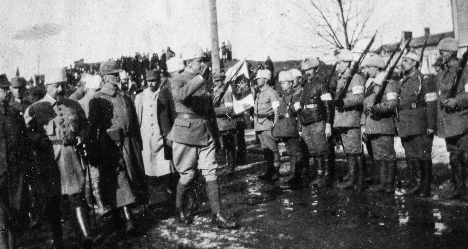 Kenraali Mannerheim tarkastaa joukkoja valkoisten voitonparaatissa Tampereella. Paraati järjestettiin Tuomiokirkon ympäristössä 7.4.1918. Vapriikin kuva-arkisto