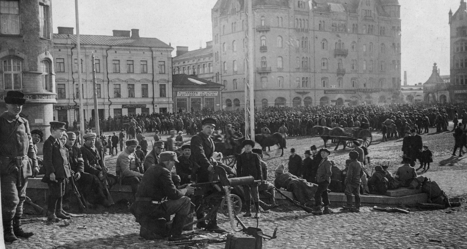 Punavankeja vartijoineen Tampereen Keskustorilla 6.4.1918. Käsi taskussa seisova pikkupoika on kahdeksanvuotias Kauko Lindell. Vapriikin kuva-arkisto
