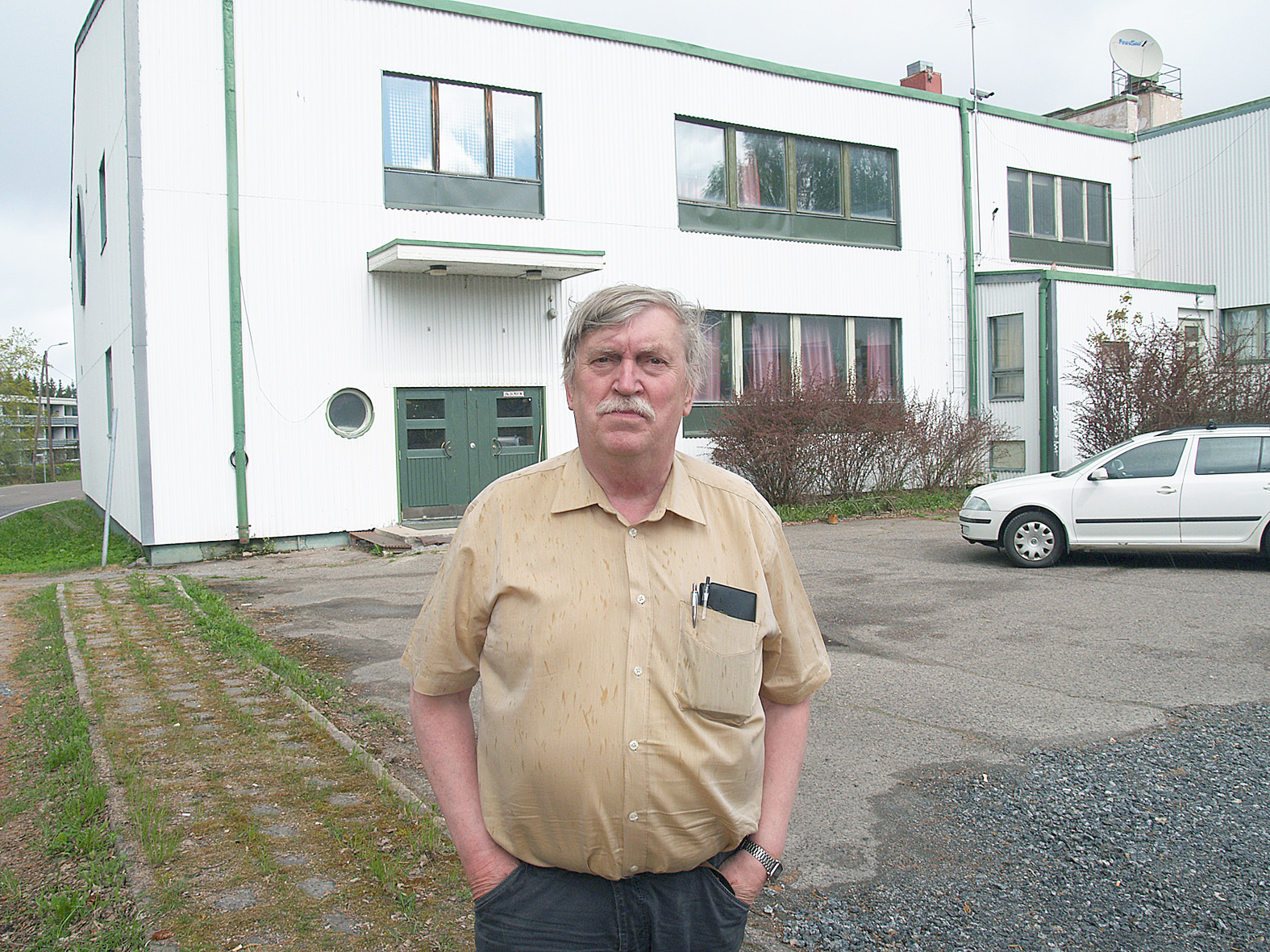 Kunnallisneuvos Heikki Luukkanen on johtanut Imatran työväenyhdistystä 30 vuotta. Taustalla oleva Tainionkosken työväentalo on ollut yhdistykselle usein myös taloudellinen haaste (Kuva: Markku Lahikainen)