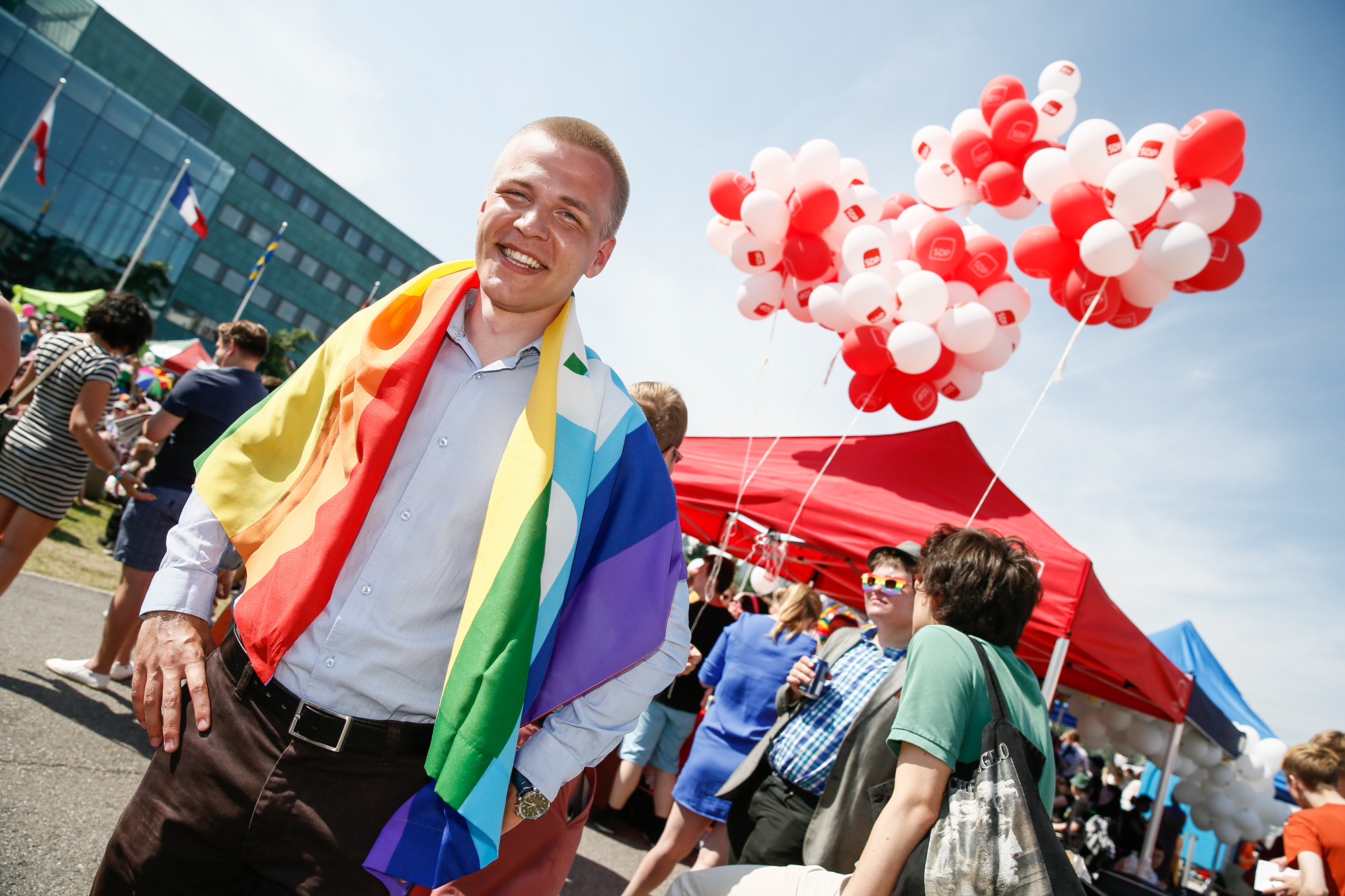 Demarinuorten varapuheenjohtaja Eemeli Peltonen osallistui ensimmäistä kertaa Pride-kulkueeseen.