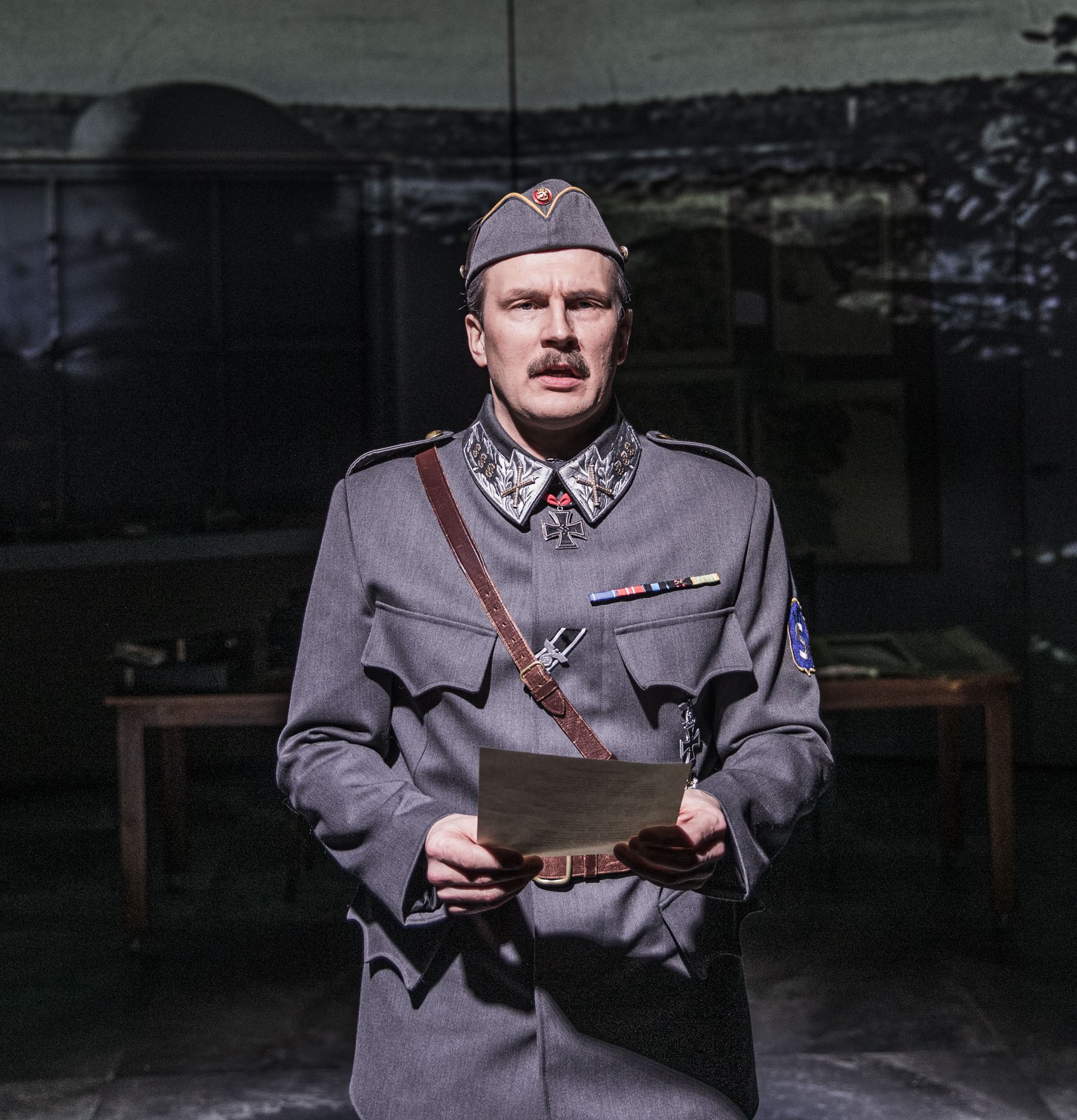 Näyttelijä Janne Turkki Mannerheimin osassa Porin teatterin esityksessä