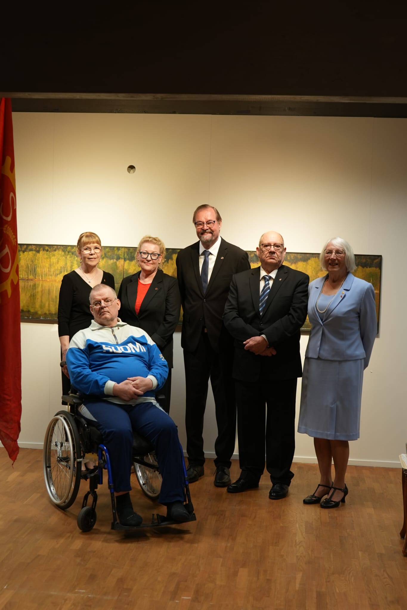 Kuvassa ansiomerkkien saajat vasemmalta: Pirjo-Riitta Tuomela, Markku Perkiö, Heli Tomminen, Reijo Nummikari, Matti Salomäki, Eila Koivunen